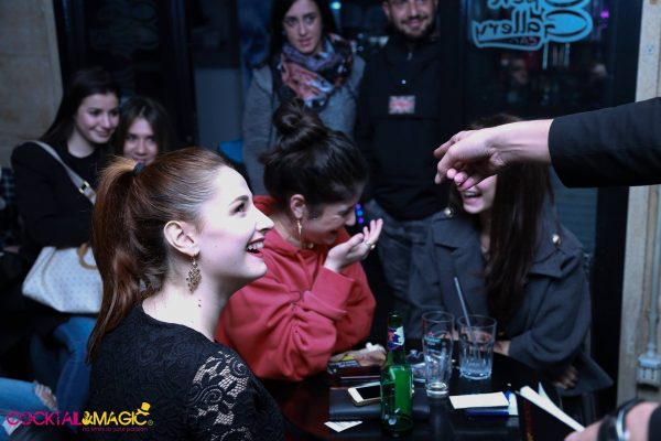 Giovani che interagiscono con mago illusionista