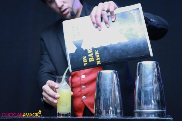 Trucco di illusionismo con cocktail